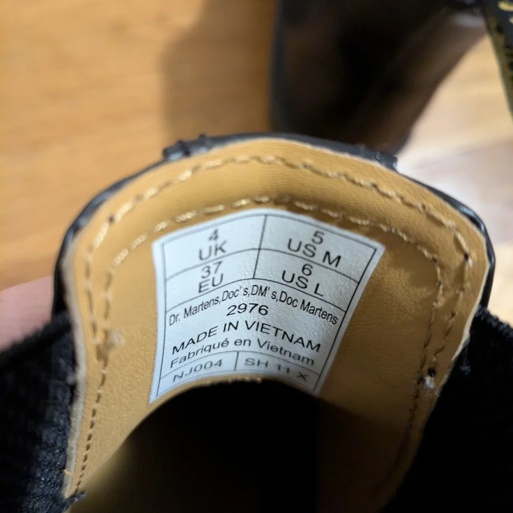 Dr. Martens 2976 Smooth Leather Chelsea Boots, Size 6 Womens - Picture 6 of 7